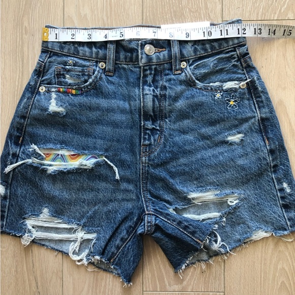 NWT American Eagle Love Embroidered Highest Rise Baggy Short Distressed Size 000 - Picture 2 of 13